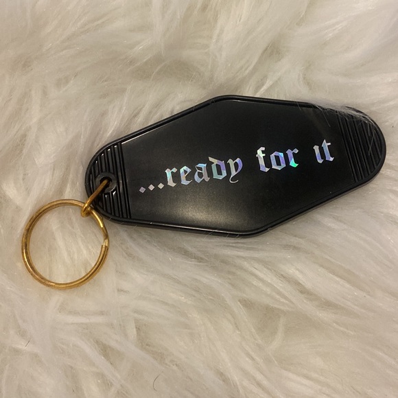 Taylor Swift Reputation Keychain - Picture 3 of 7